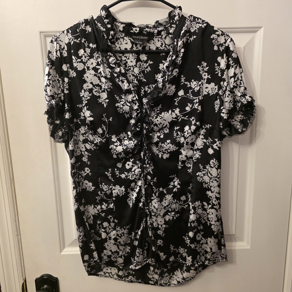 White House Black Market Black Floral Ruffle-Trim Short Sleeve Blouse